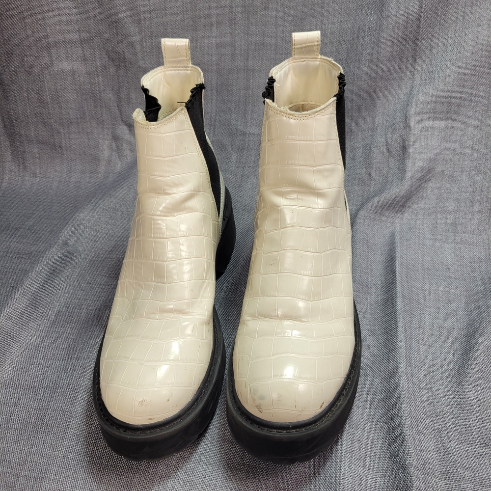 Steve Madden White Croc-Embossed Chelsea Boots Size 8M